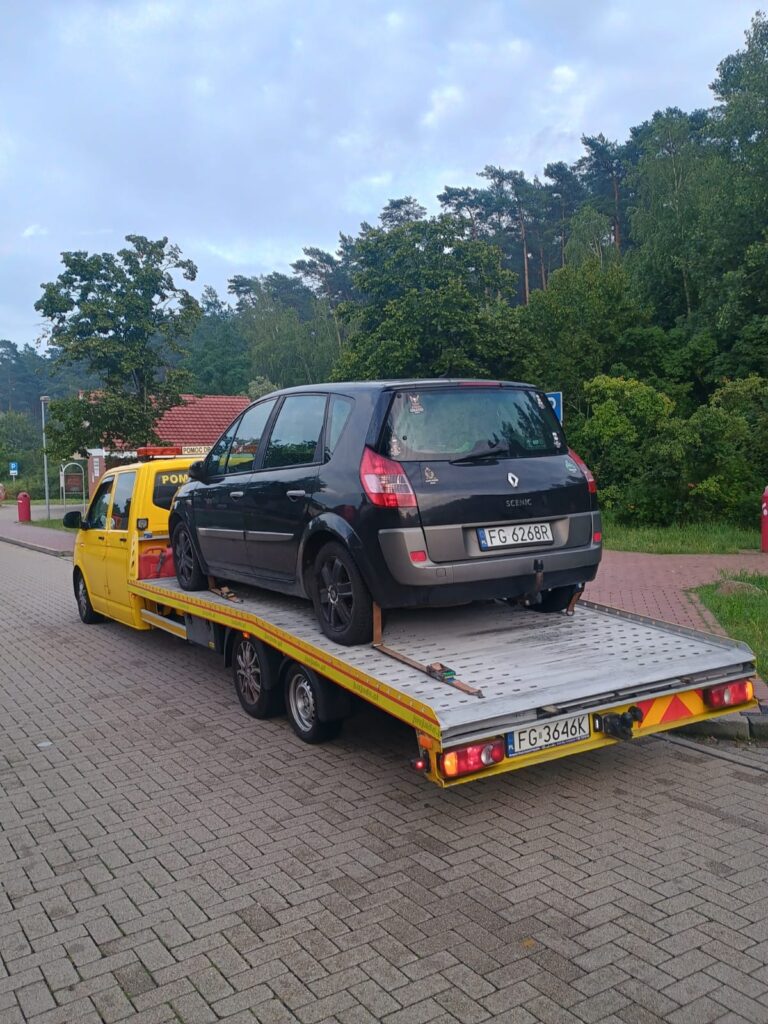 Wymiana uszkodzonego koła przez pomoc drogową Kostrzyn nad Odrą na miejscu awarii.