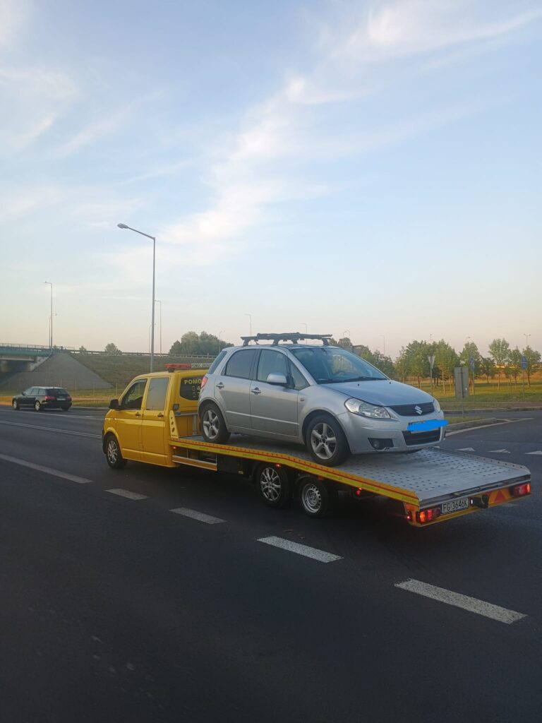 Laweta Kostrzyn nad Odrą podczas holowania pojazdu na autostradzie, zapewniając bezpieczny transport w każdej sytuacji drogowej.