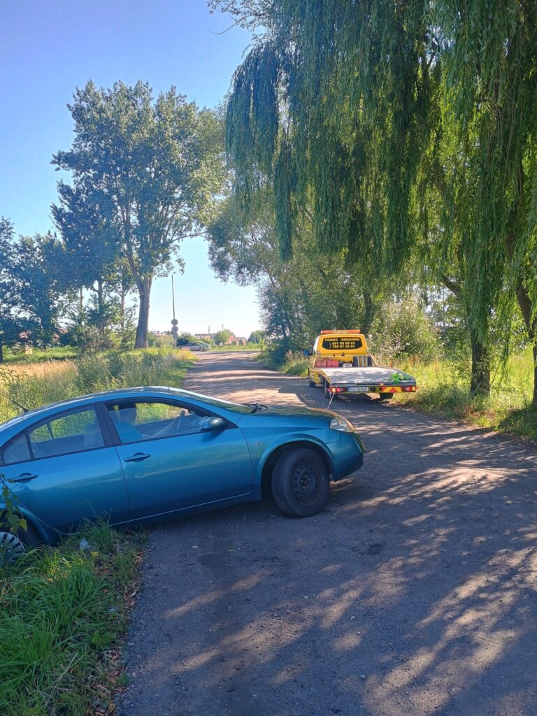 Samochód z awarią na poboczu, otrzymujący wsparcie od pomocy drogowej w Kostrzynie nad Odrą.