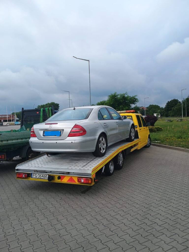 Transport samochodu lawetą w Kostrzyn nad Odrą – przygotowanie pojazdu do bezpiecznego przewozu.