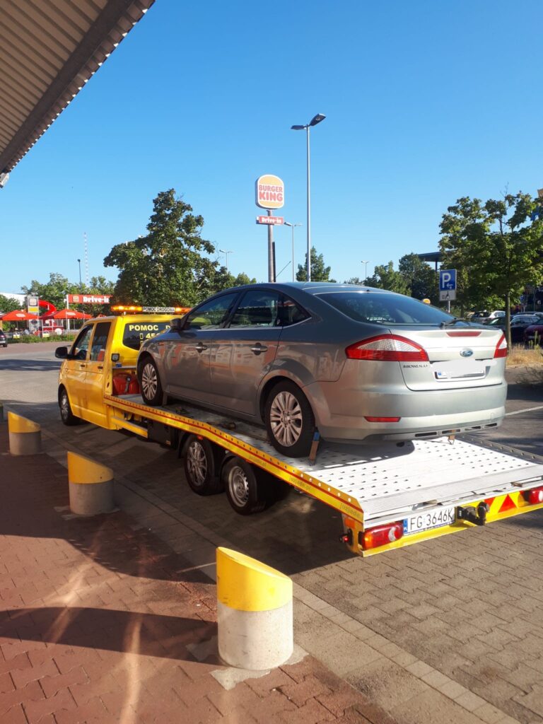 Laweta w Kostrzyn nad Odrą transportująca uszkodzony pojazd po awarii na drodze.