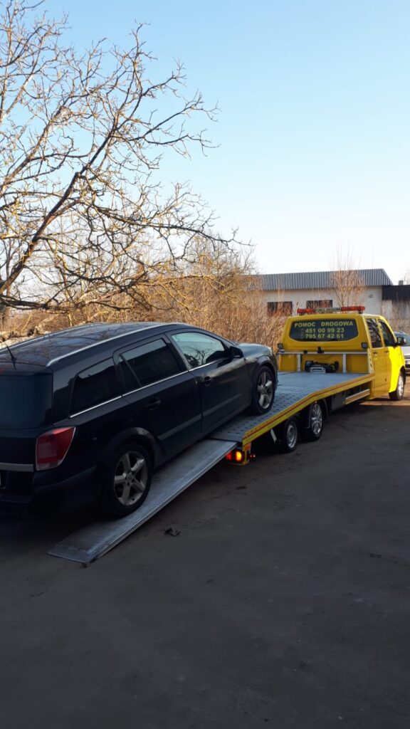 Laweta holująca auto w Kostrzynie nad Odrą – szybka i bezpieczna pomoc na drodze.