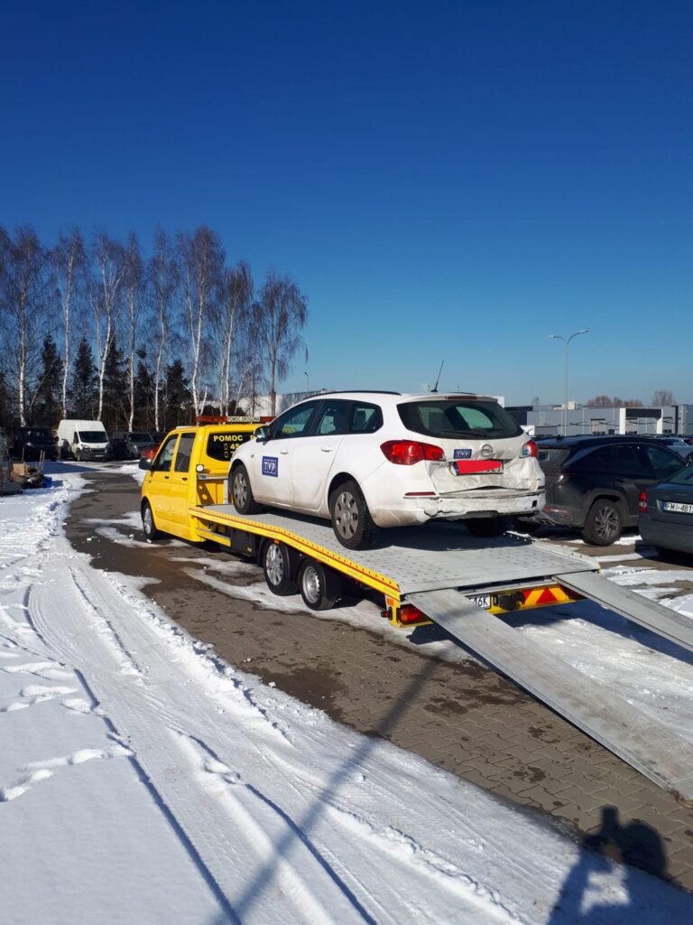 Pomoc drogowa Kostrzyn nad Odrą holuje uszkodzony pojazd po kolizji drogowej