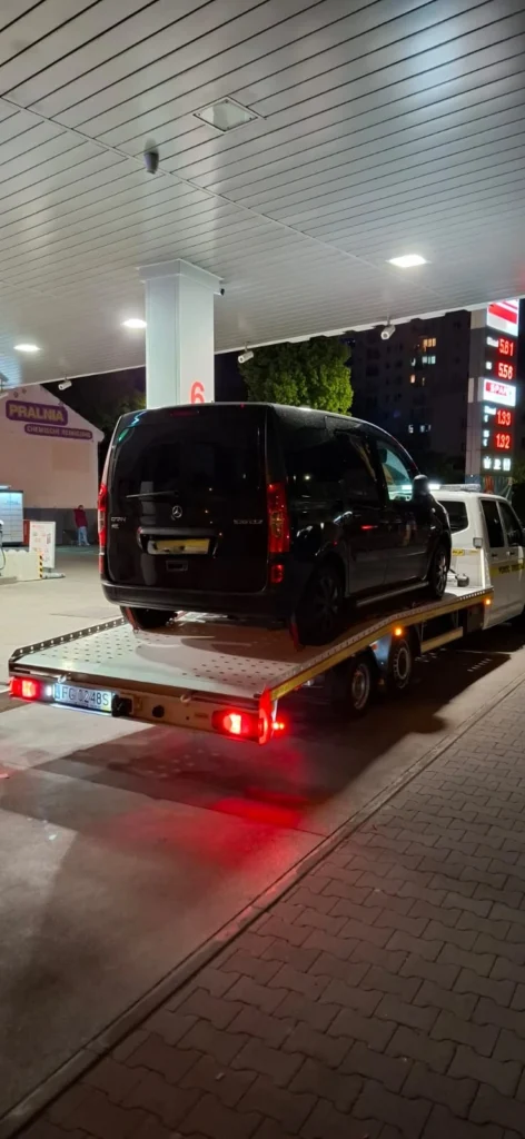Pojazd pomocy drogowej Kostrzyn nad Odrą udzielający wsparcia na zaśnieżonej drodze w zimowej scenerii