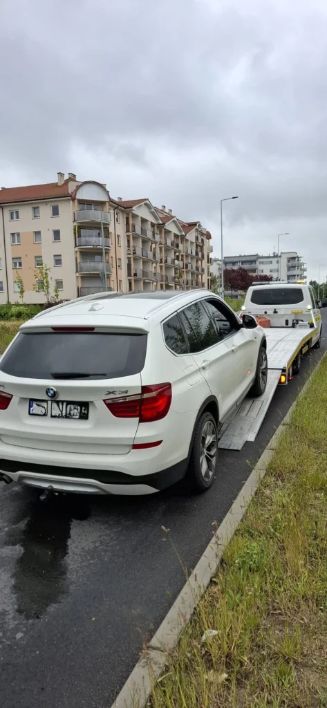 Laweta i pracownik pomocy drogowej Kostrzyn nad Odrą podczas holowania samochodu po awarii na trasie